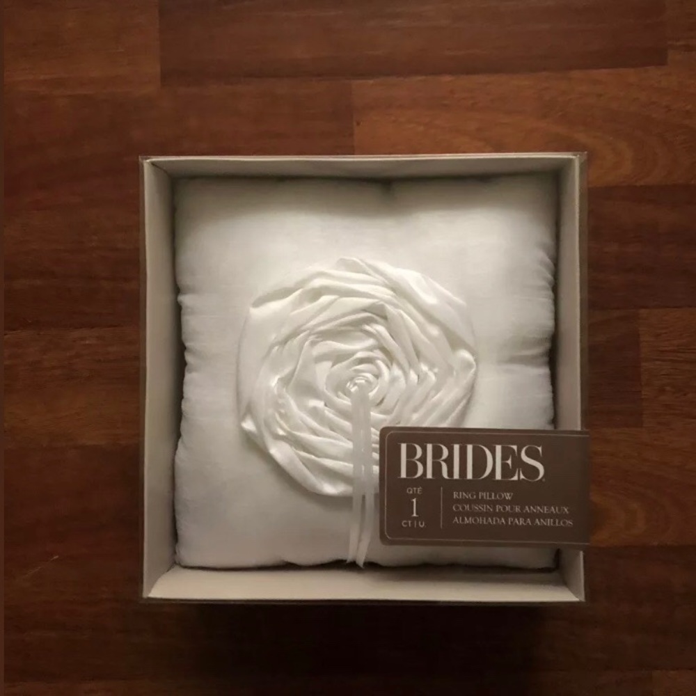 Bridal flower ring pillow